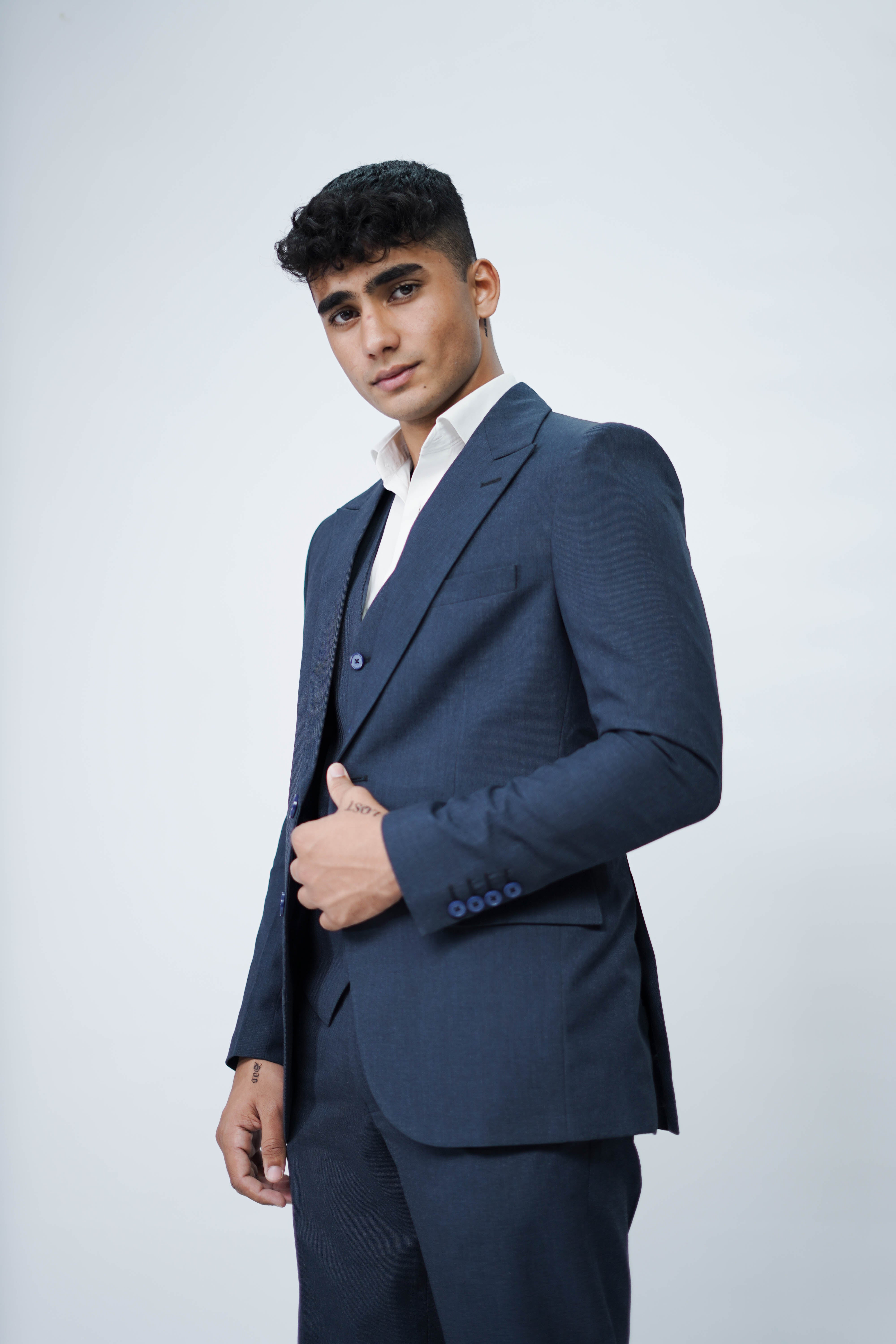 Vogue & Threads 3-Piece suit -Stylish Vest, Jacket & Pants for Formal Occasions