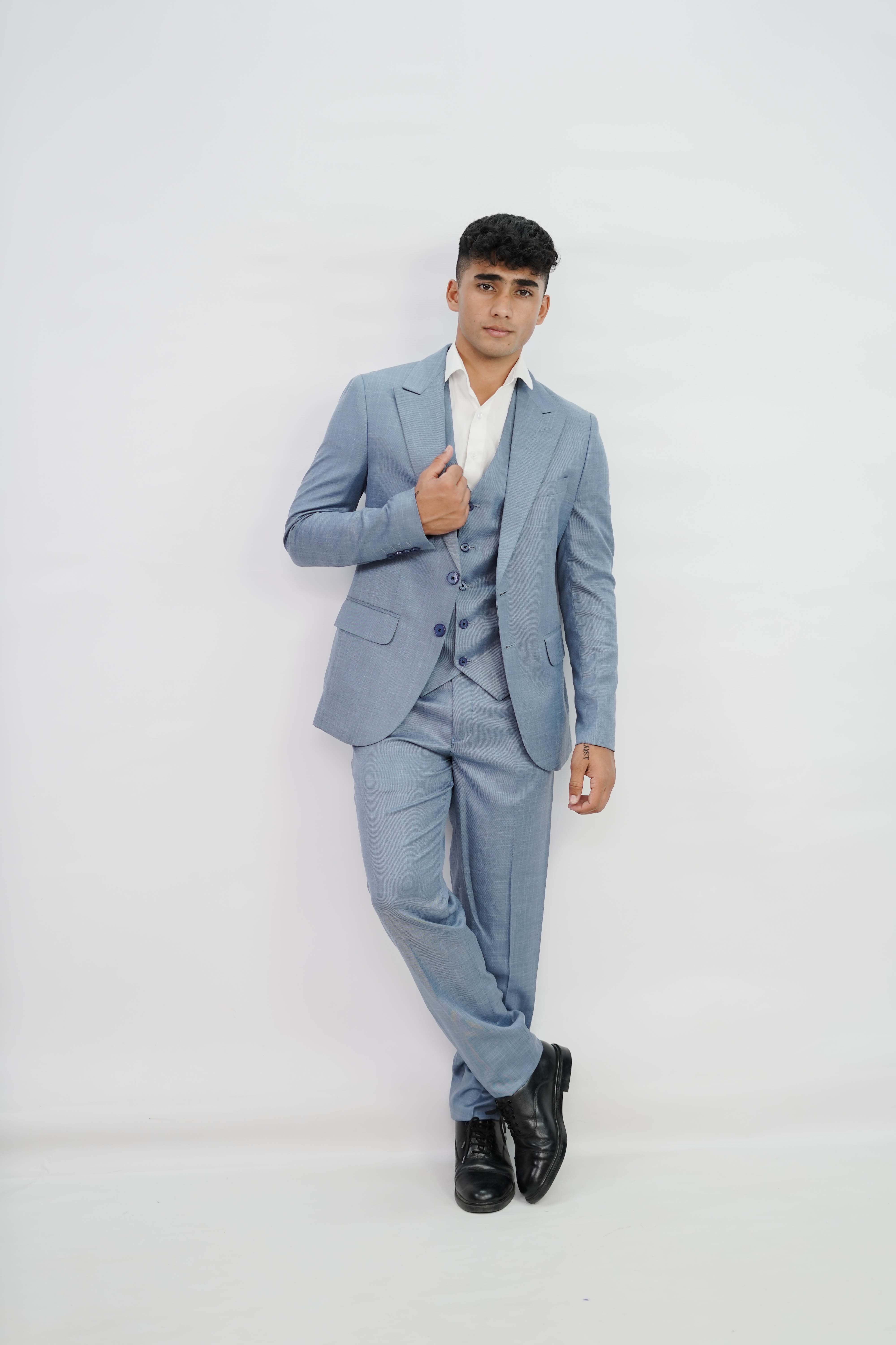 Vogue & Threads 3-Piece suit- Custom Fit High-End Formalwear for Every Occasion