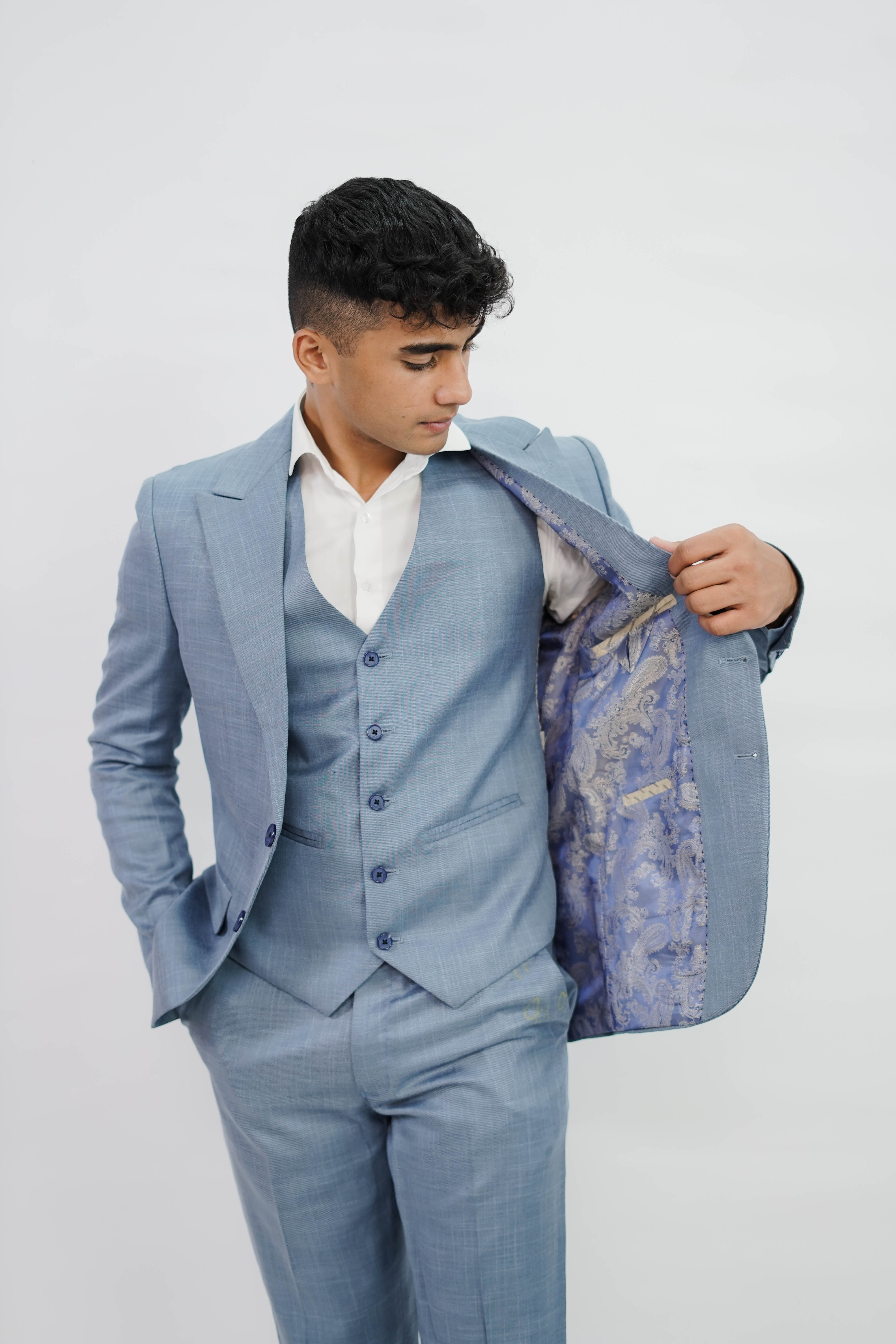 Vogue & Threads 3-Piece suit- Custom Fit High-End Formalwear for Every Occasion