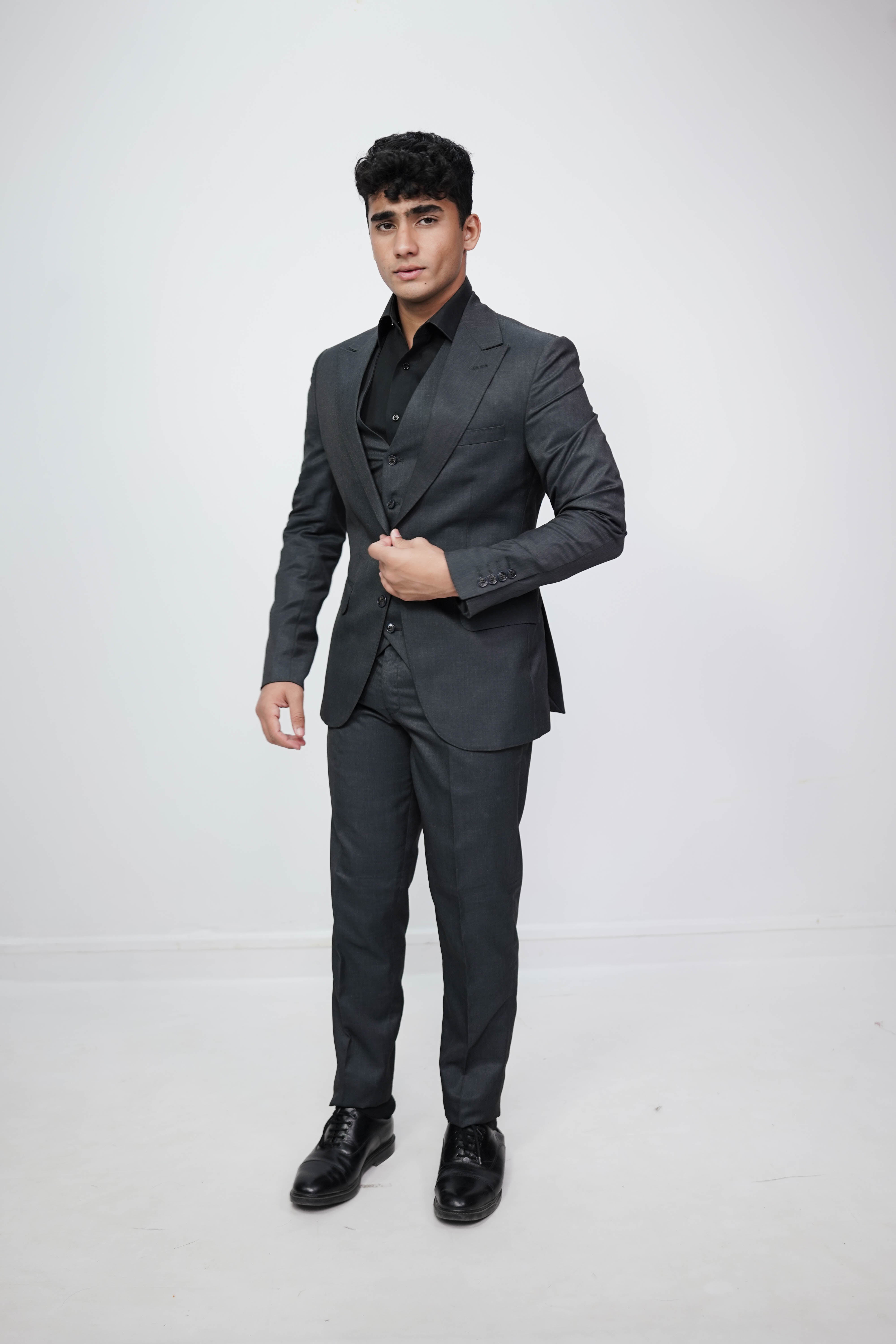 VogueNThreads 3-Piece suit- Custom Fit High-End Formalwear for Every Occasion-suits-VogueNThreads