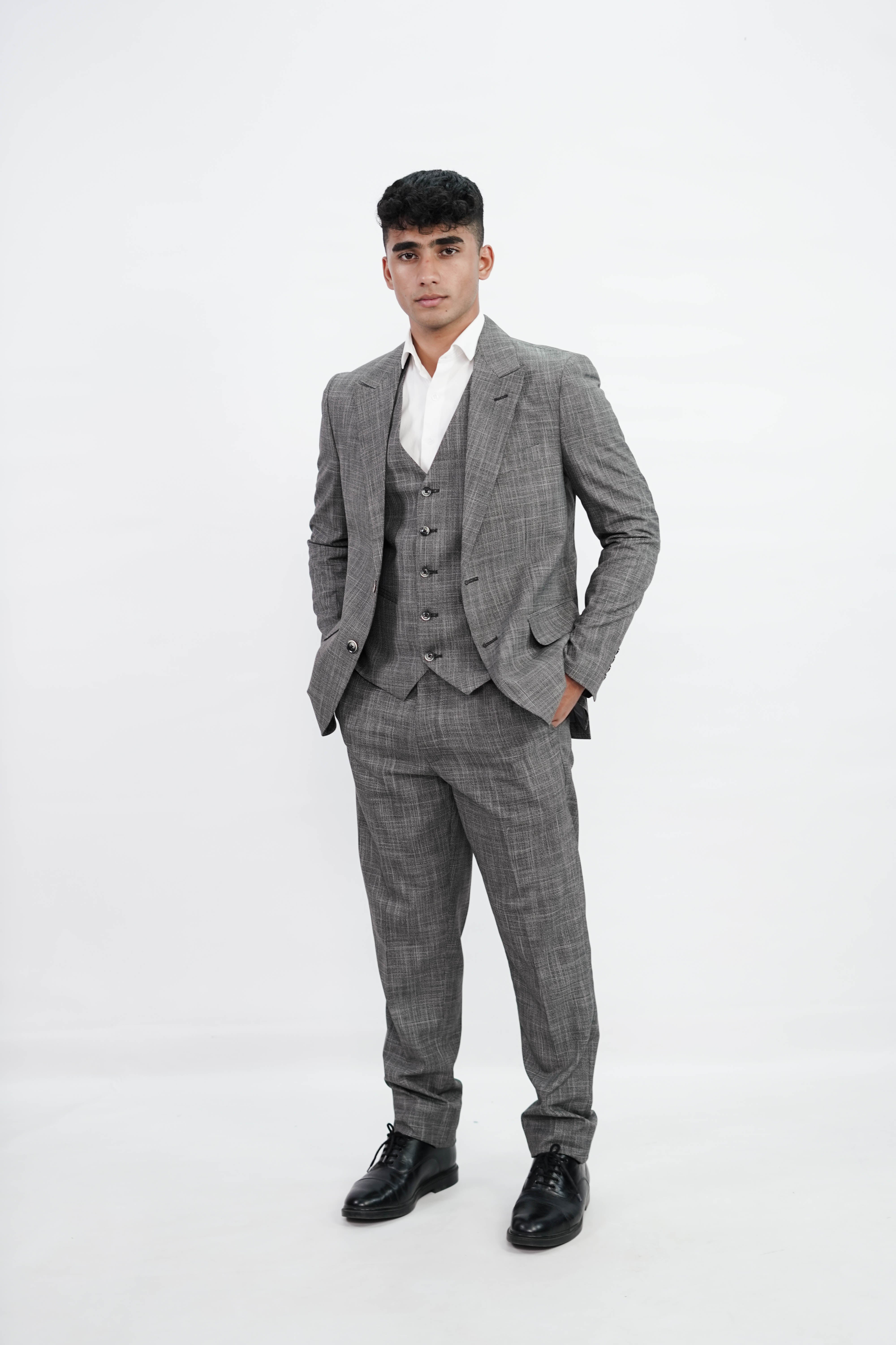 Vogue & Threads 3-Piece suit- Custom Fit High-End Formalwear for Every Occasion