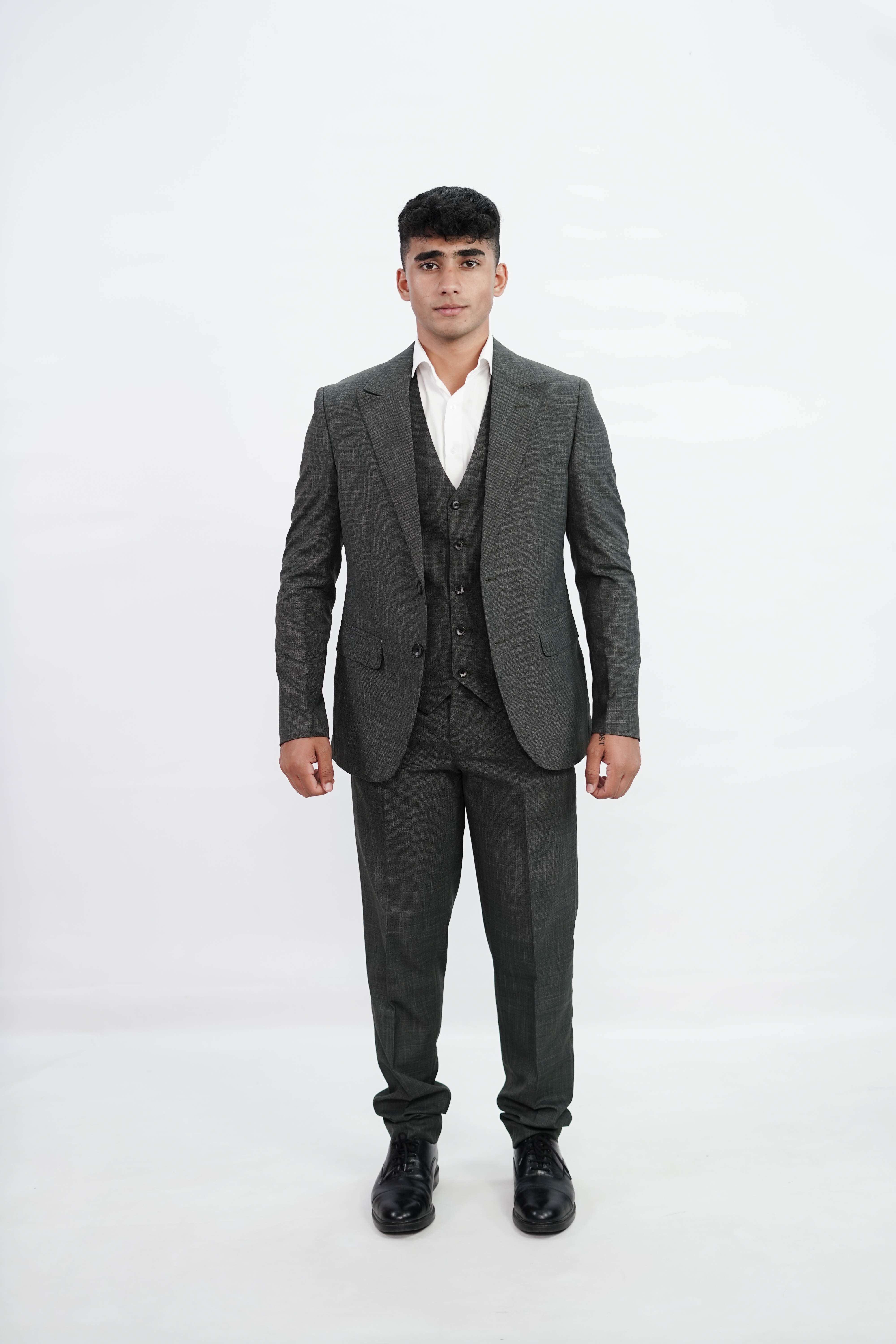 Vogue & Threads 3-Piece suit- Custom Fit High-End Formalwear for Every Occasion