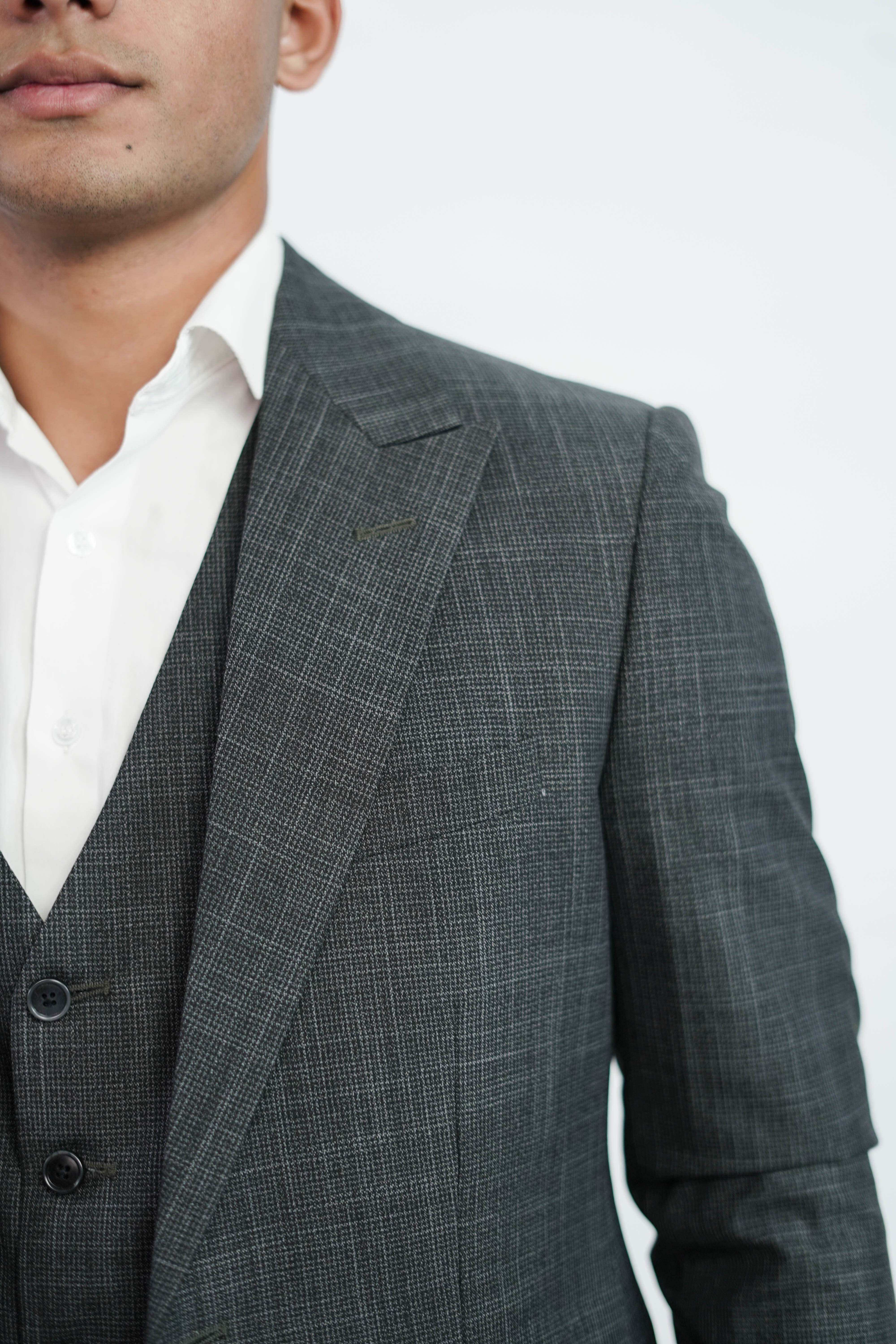 Vogue & Threads 3-Piece suit- Custom Fit High-End Formalwear for Every Occasion