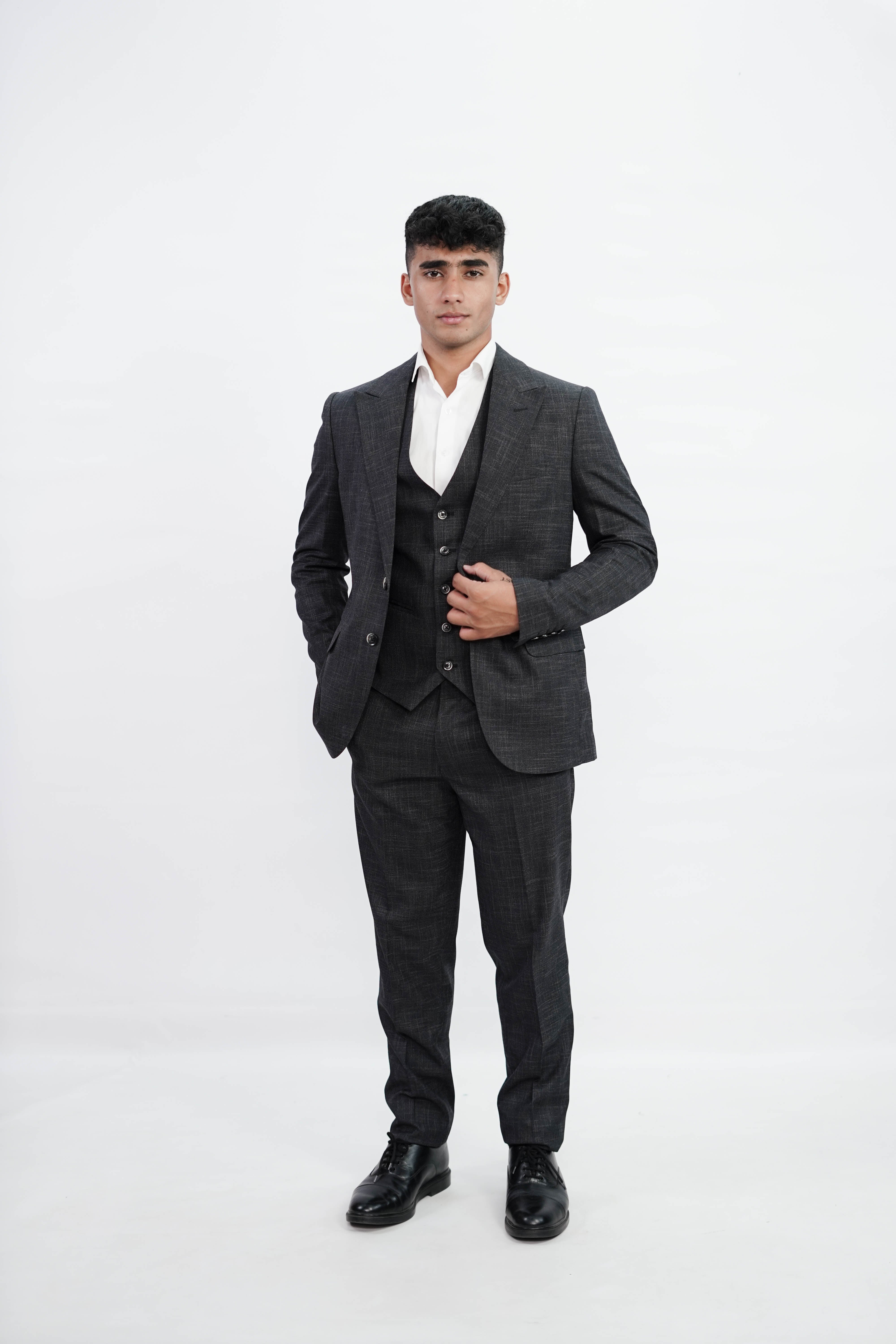 Vogue & Threads 3-Piece suit- Custom Fit High-End Formalwear for Every Occasion