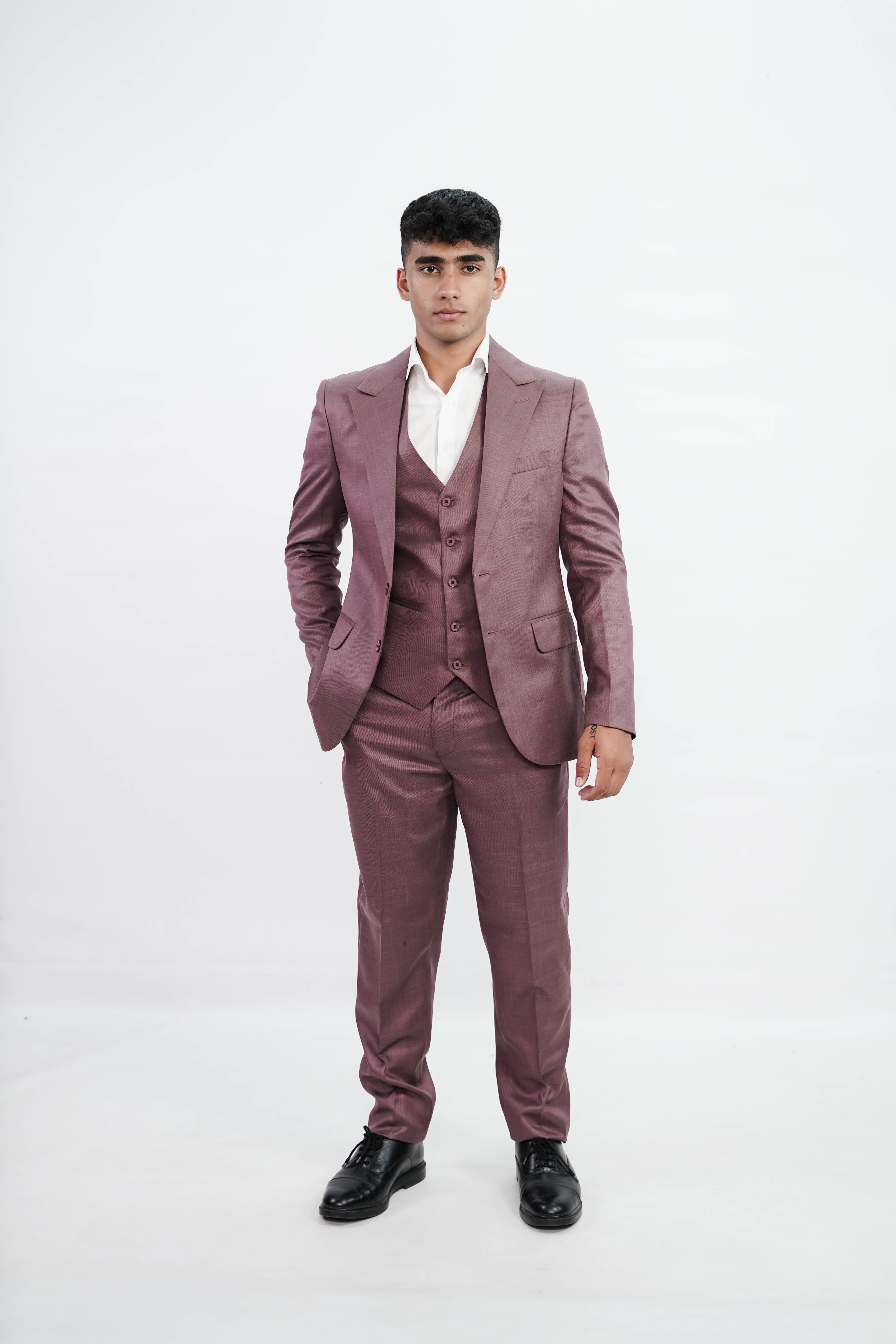 Vogue & Threads 3-Piece suit- Custom Fit High-End Formalwear for Every Occasion