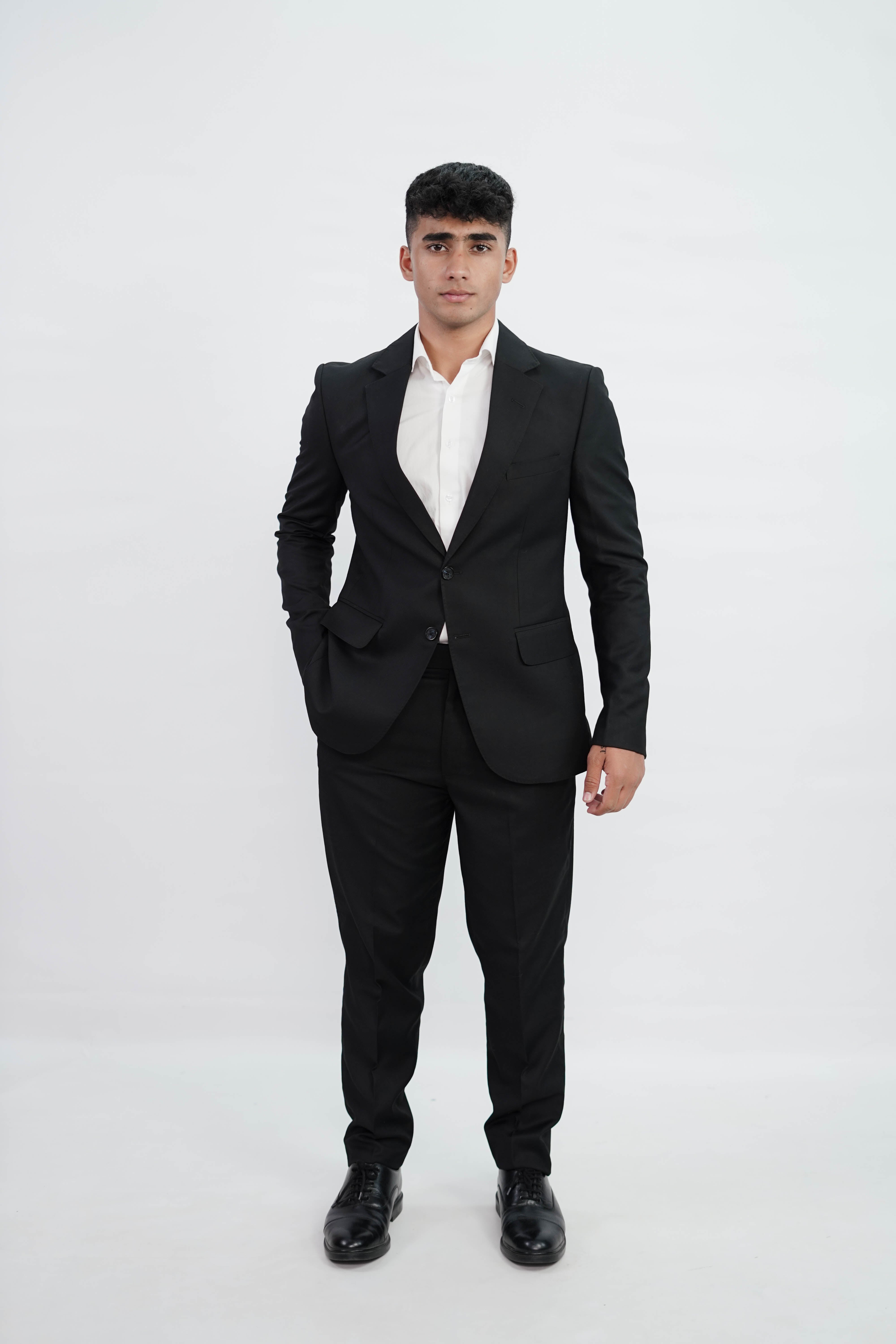 Vogue & Threads 3-Piece suit- Custom Fit High-End Formalwear for Every Occasion