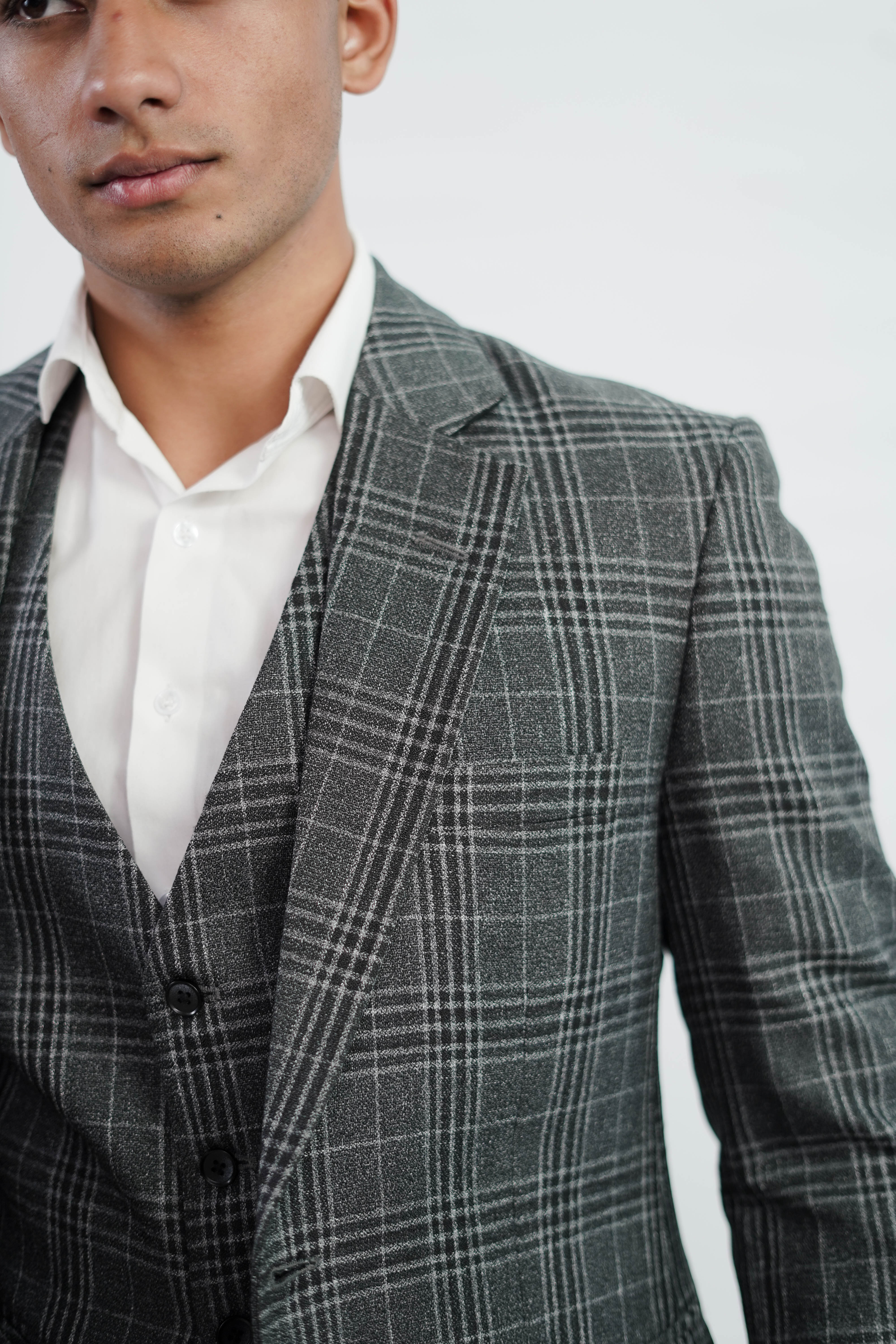 Vogue & Threads 3-Piece suit- Custom Fit High-End Formalwear for Every Occasion