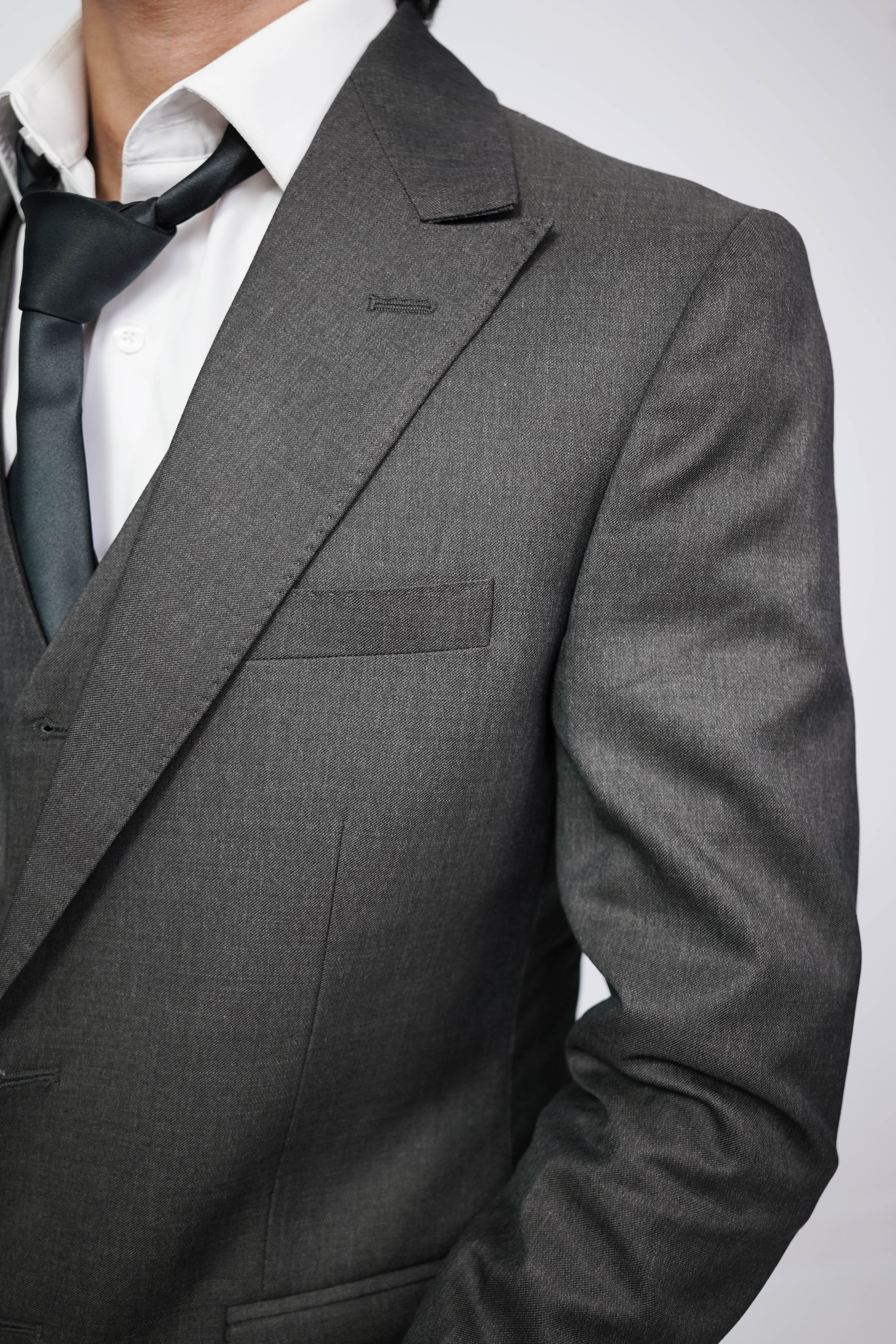Vogue & Threads 3-Piece suit- Custom Fit High-End Formalwear for Every Occasion
