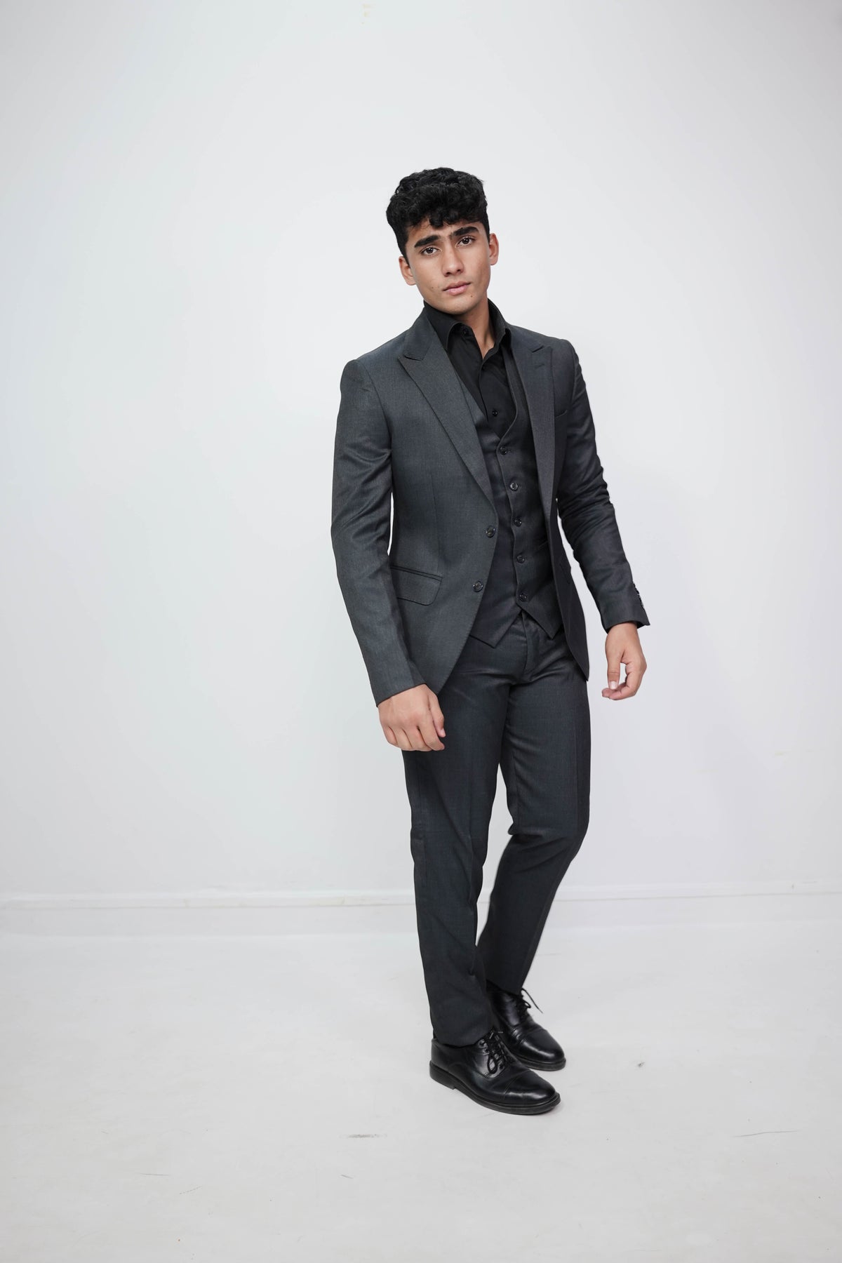 VogueNThreads 3-Piece suit- Custom Fit High-End Formalwear for Every Occasion-suits-VogueNThreads