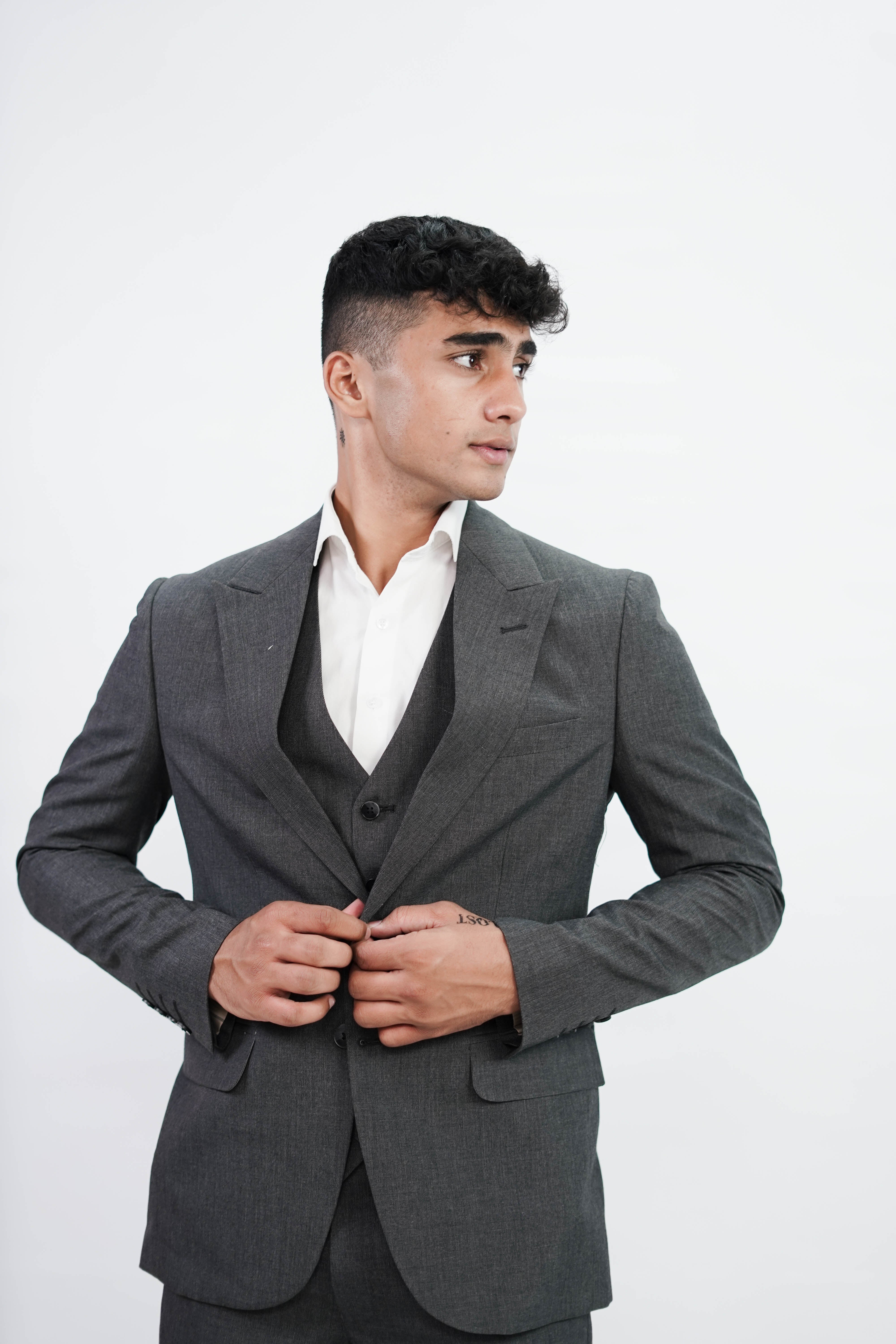 VogueNThreads 3-Piece suit- Custom Fit High-End Formalwear for Every Occasion-VogueNThreads