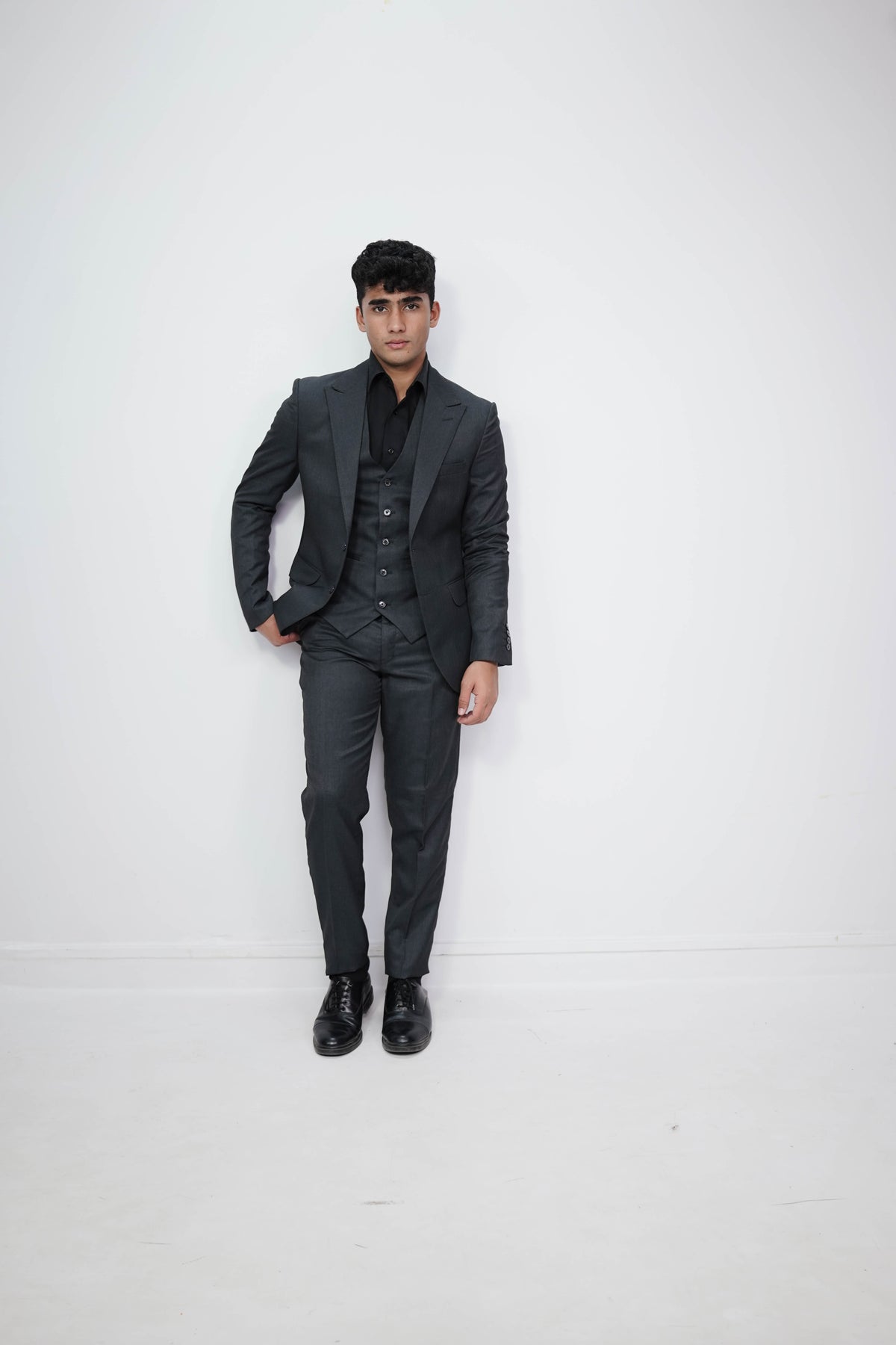 VogueNThreads 3-Piece suit- Custom Fit High-End Formalwear for Every Occasion-suits-VogueNThreads