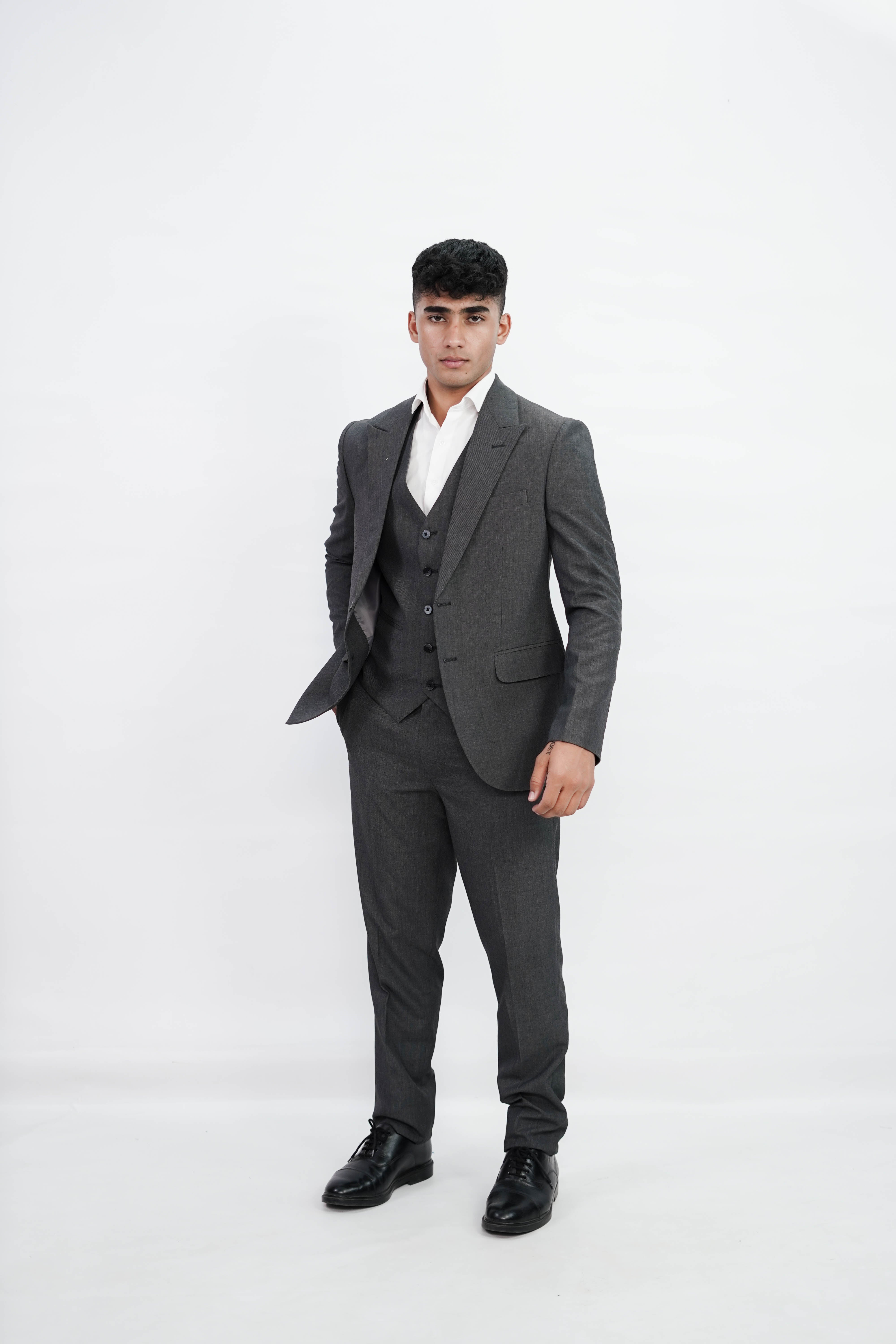 VogueNThreads 3-Piece suit- Custom Fit High-End Formalwear for Every Occasion-VogueNThreads