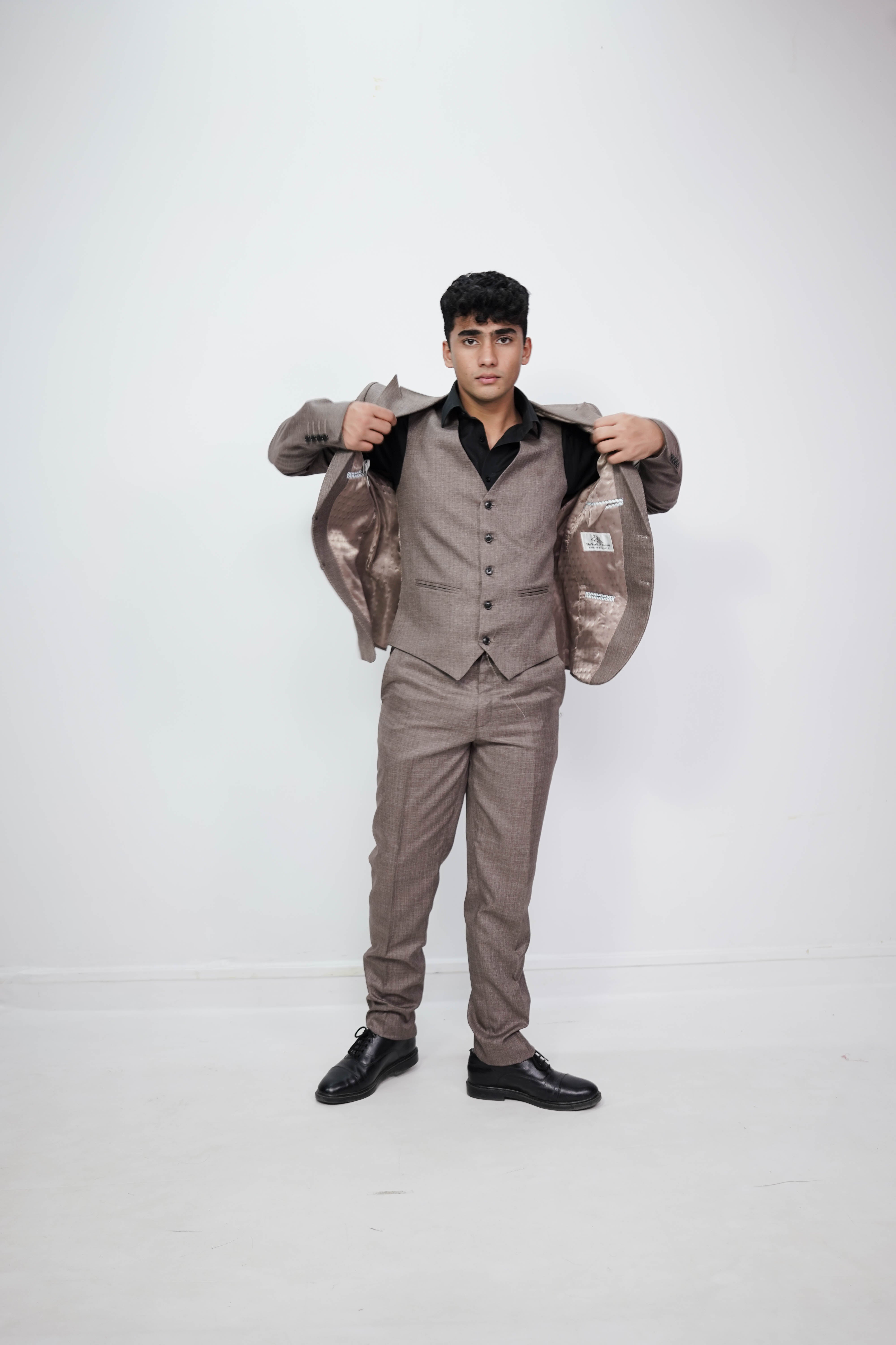 VogueNThreads 3-Piece suit- Custom Fit High-End Formalwear for Every Occasion-VogueNThreads