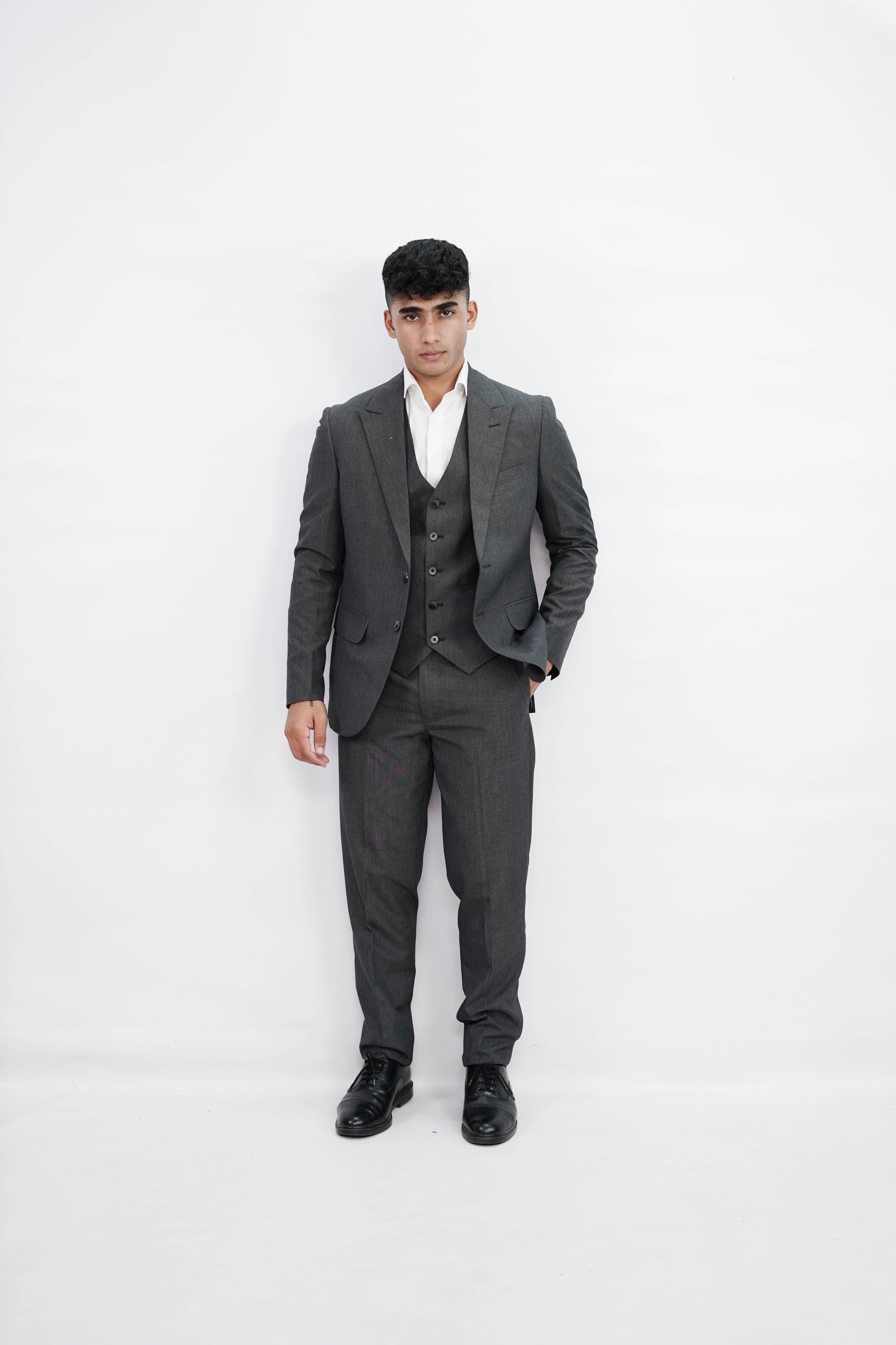 VogueNThreads 3-Piece suit- Custom Fit High-End Formalwear for Every Occasion-VogueNThreads