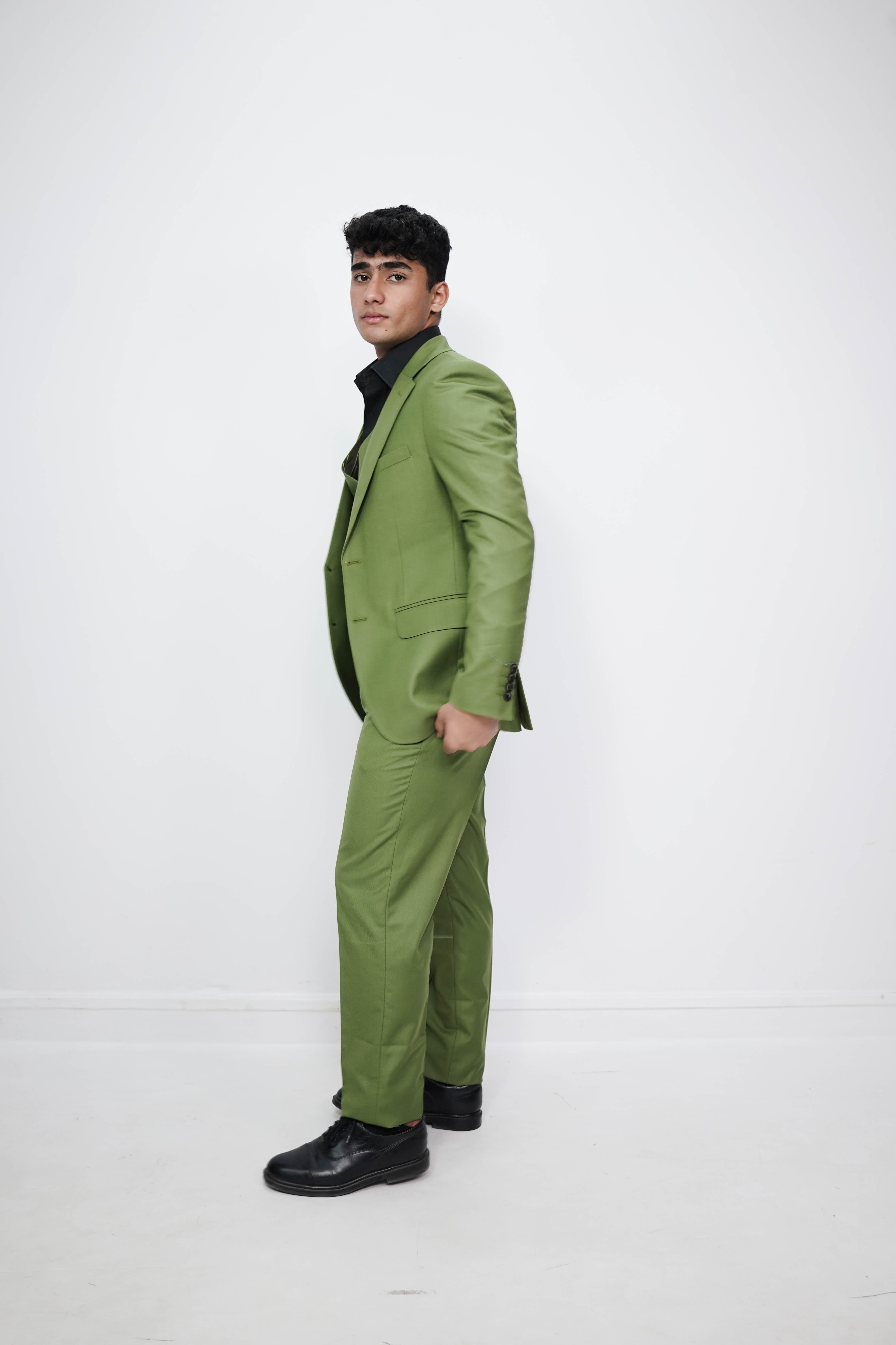 VogueNThreads Men’s three piece suit-Regular Fit Olive Green Suit for wedding-VogueNThreads
